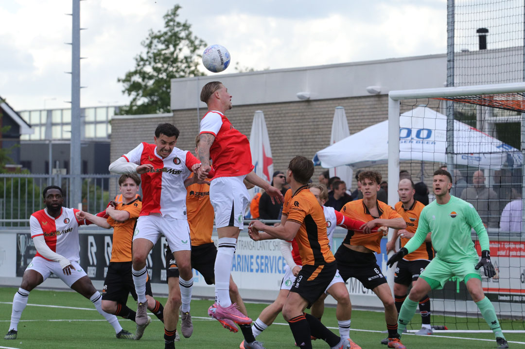 Smitshoek walst over SC Feyenoord heen