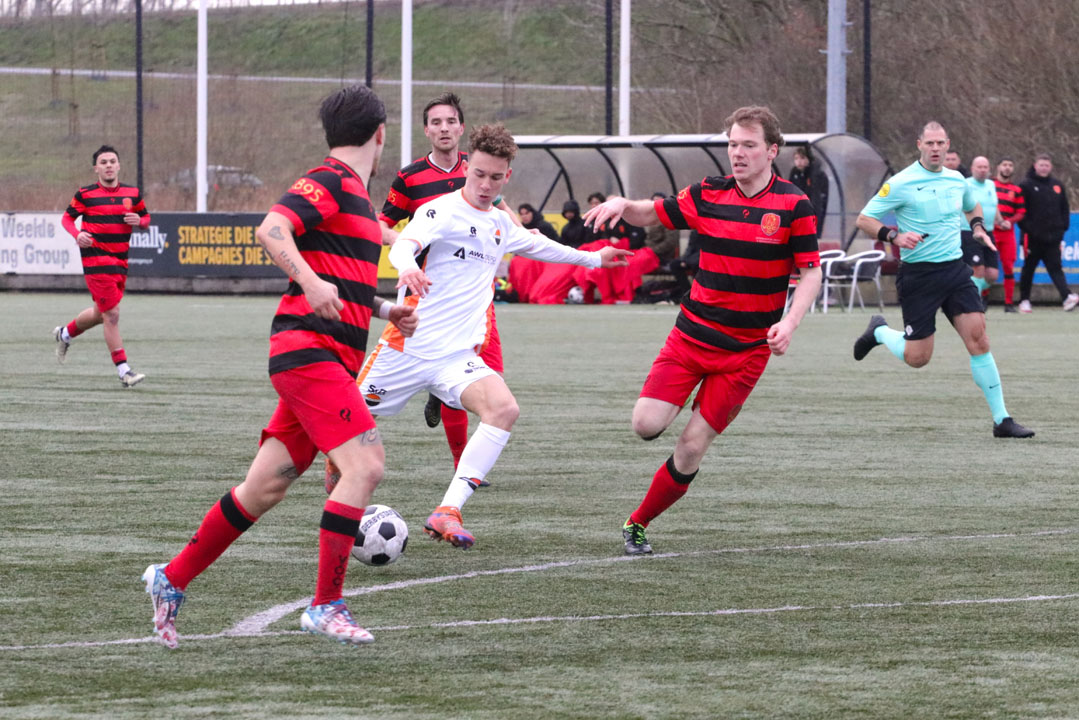 Smitshoek nipt langs V.O.C.