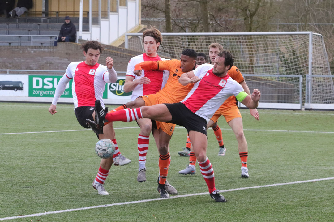 Nigel Hooplot debuteert in het eerste elftal