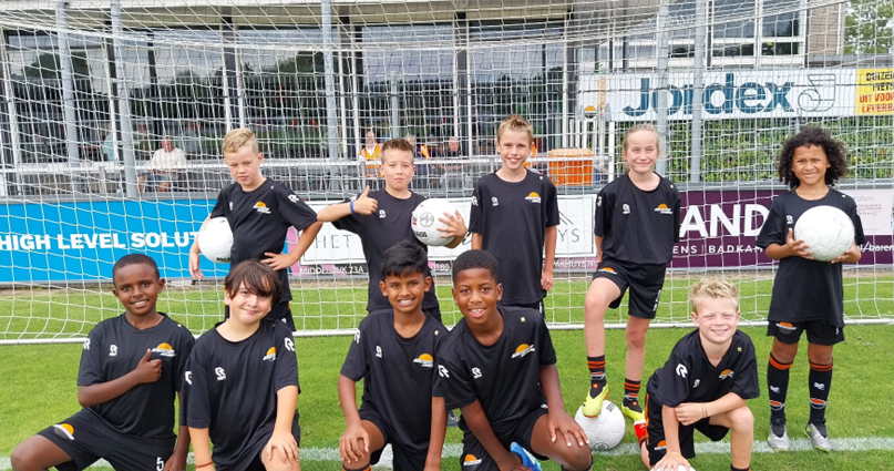 Ballenkinderen bij het Eerste Elftal langs de lijn