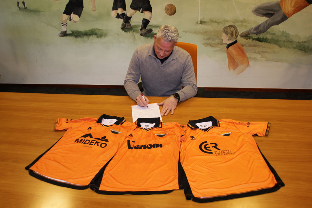 Trainer Edwin de Koning langer bij Smitshoek en promoveren mag.